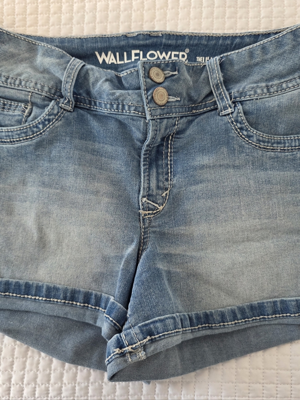 Wallflower Women's Faded Blue Denim Cuffed Boyfriend Shorts, Size 5